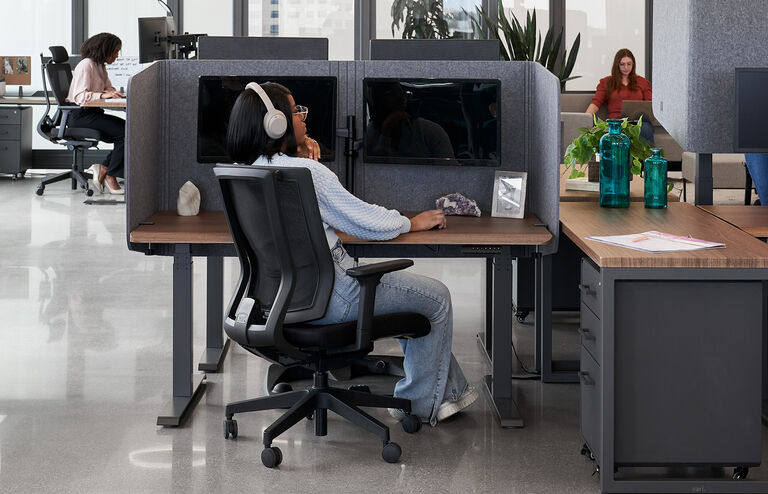 Individual working with a vari tall privacy desk surround