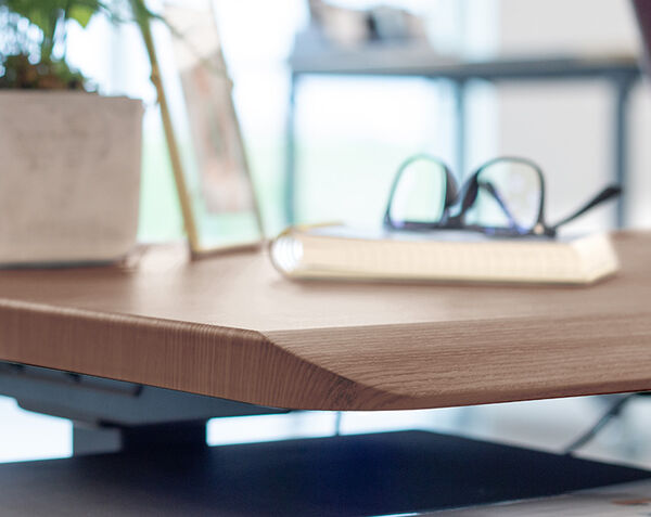 Close up view of the ergonomic edge on the full electric standing desk