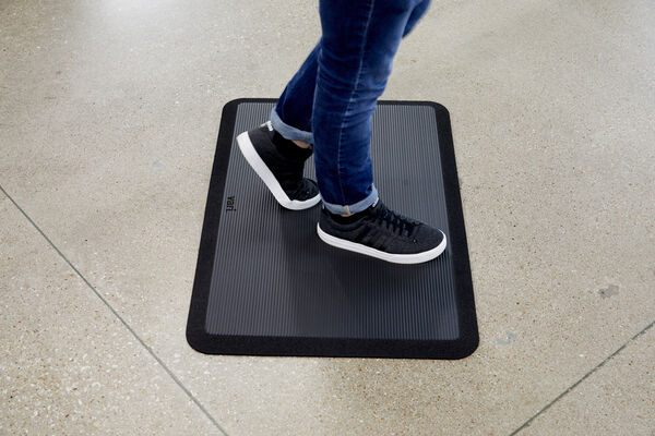 professional standing to work while supported by standing mat