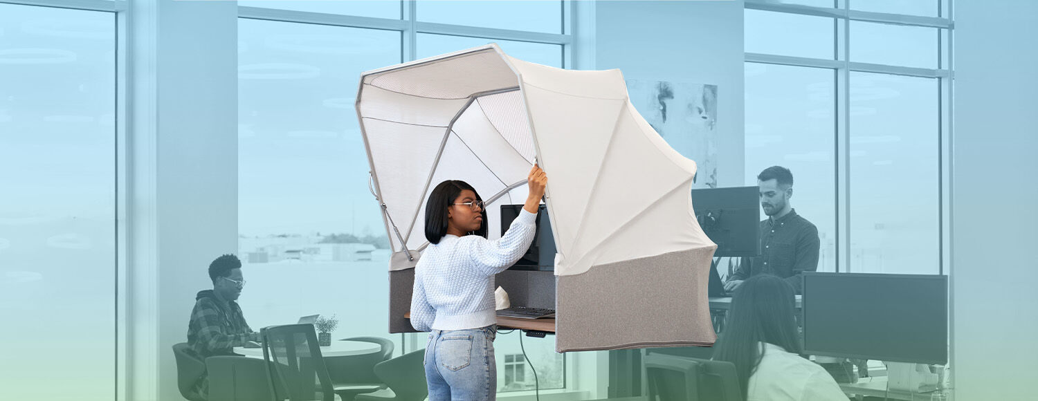 professional working at standing desk opening the varifocus canopy