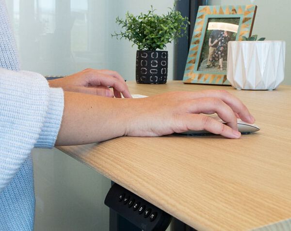 Individual has rested their wrists on the Electric Standing Desk with ComfortEdge™ 48x30