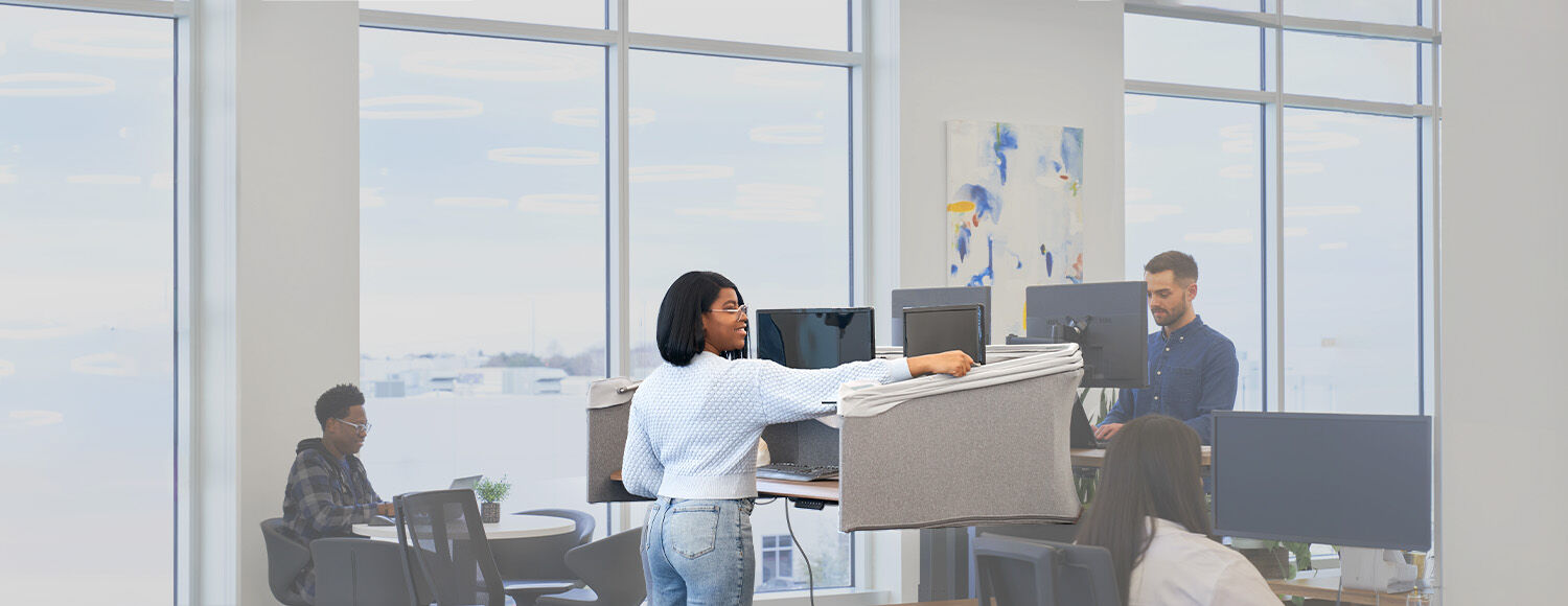 professional working at standing desk closing the varifocus canopy